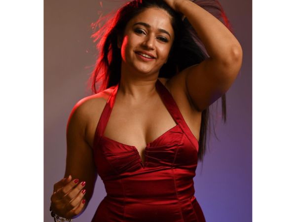 Stunning pics of actress poonam bajwa