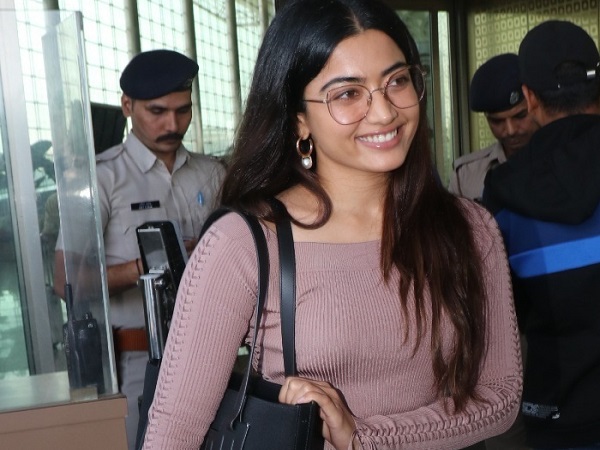 రష్మిక జీన్స్ ప్యాంట్, పీచ్ కలర్ లాంగ్ స్లీవ్ టాప్ 