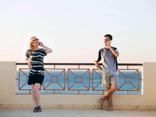 అబద్ధాలు చెబుతారు: