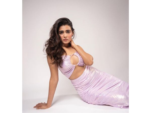 Arjun reddy fame Shalini pandey super skin show in black dress