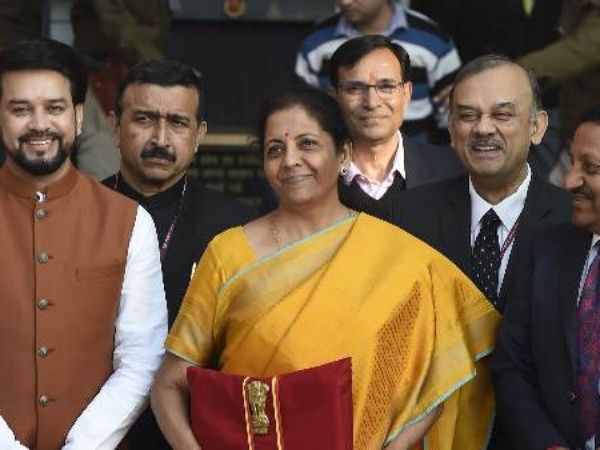 పసుపు-బంగారు రంగు చీర: