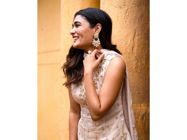 Arjun reddy fame Shalini pandey super skin show in black dress