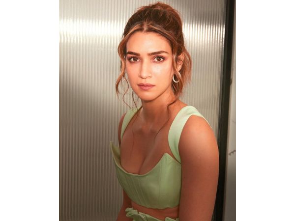 Kriti Sanon cleavage show in top angle internet breaking for her glamour photos Kriti Sanon cleavage show in top angle internet breaking for her glamour photos
