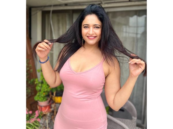 Stunning pics of actress poonam bajwa