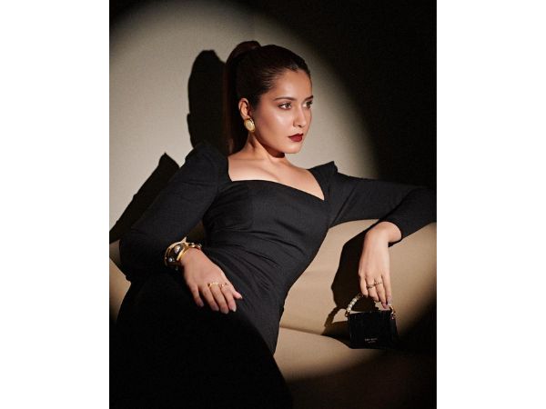 Actress rashi khanna sizzling pics latest