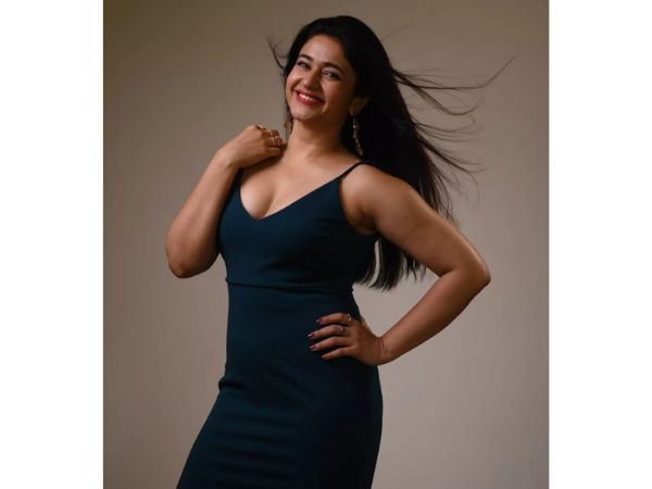 Stunning pics of actress poonam bajwa