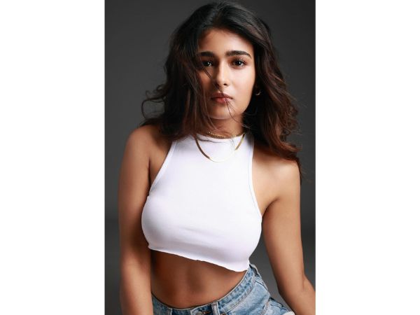 Arjun reddy fame Shalini pandey super skin show in black dress