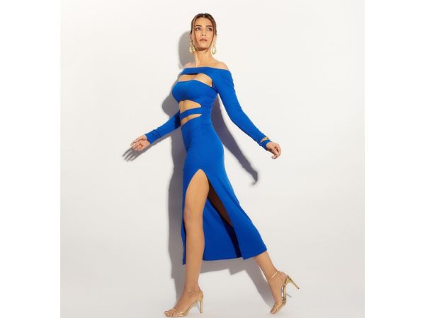 Kriti Sanon cleavage show in top angle internet breaking for her glamour photos Kriti Sanon cleavage show in top angle internet breaking for her glamour photos