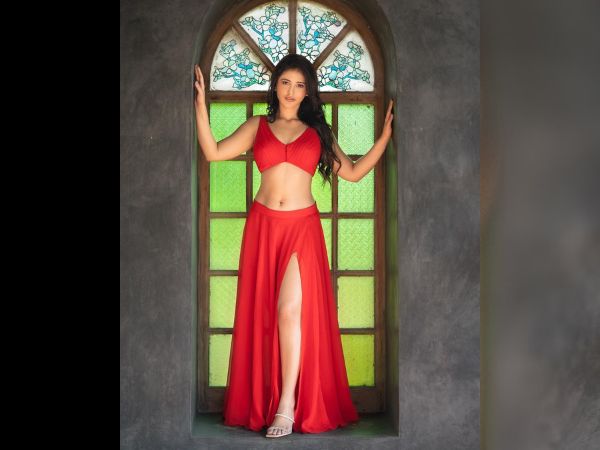 Telugu actress Priyanka jawalkar glamourous pics