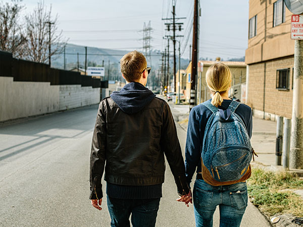 శృంగార సంబంధం వేగంగా కదులుతుంది మరియు నెమ్మదిగా కదులుతుంది శృంగార సంబంధం వేగంగా కదులుతుంది మరియు నెమ్మదిగా కదులుతుంది