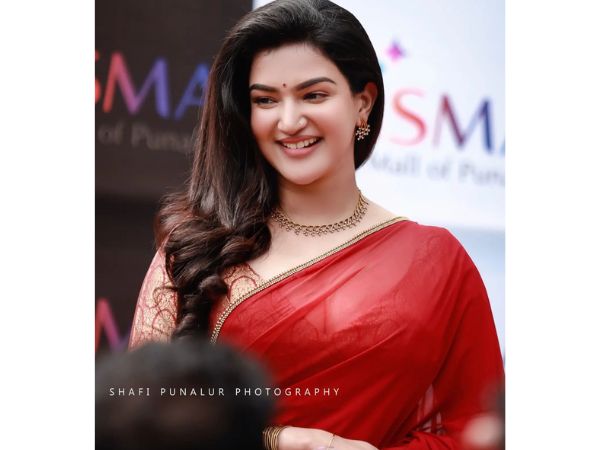 Sizzling pics of actress honey rose latest