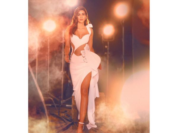 Kriti Sanon cleavage show in top angle internet breaking for her glamour photos Kriti Sanon cleavage show in top angle internet breaking for her glamour photos