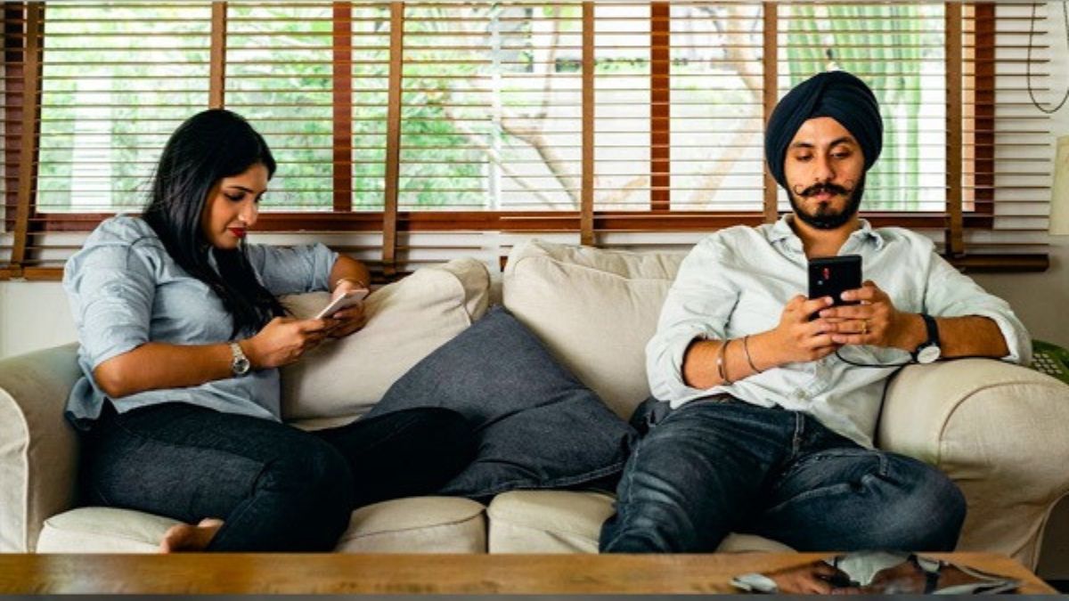 These are the ways smart devices killing romance in relationship know in Telugu These are the ways smart devices killing romance in relationship know in Telugu