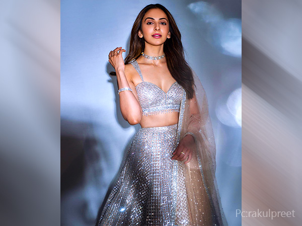 రకుల్ సిల్వర్ కల్చర్ సంప్రదాయ దుస్తులలో 