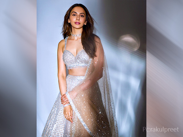 యువకులకు సోకుల విందు