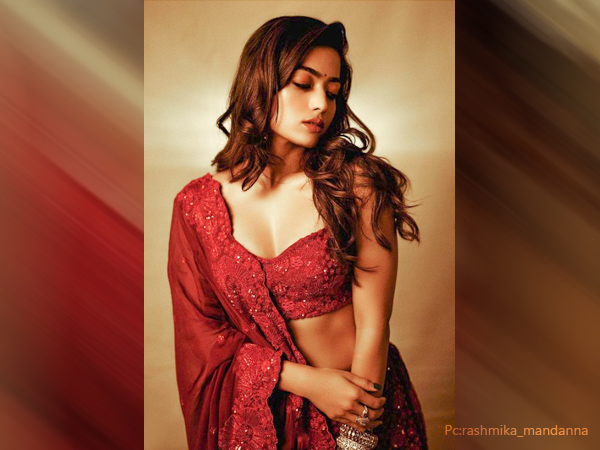 4. రెడ్ కార్పెట్ లుక్ 4. రెడ్ కార్పెట్ లుక్