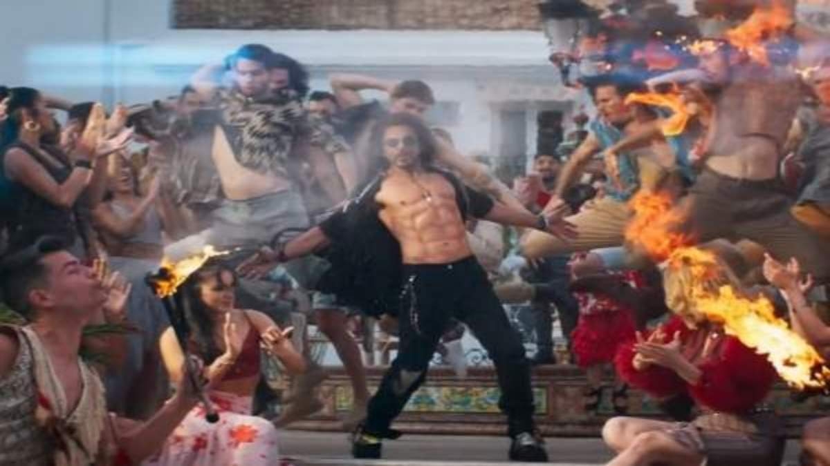 Viral video: Delhi University professors dancing on ‘Jhoome Jo Pathaan’:SRK shares video!!