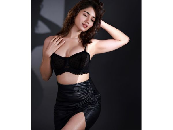 Actress ruhani sharma looks stunning in black outfits; pics goes viral