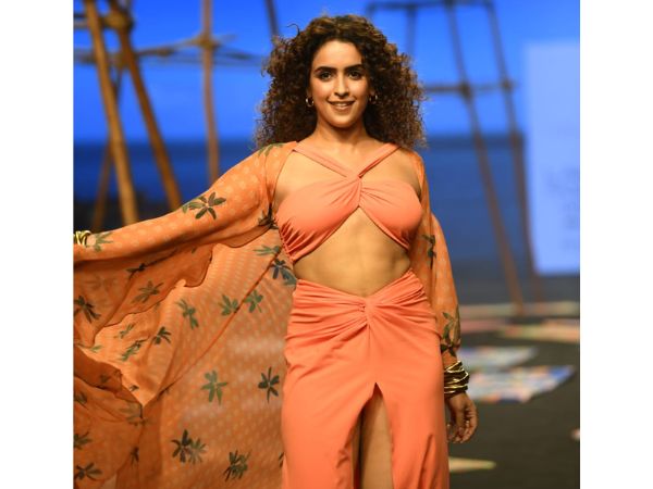 Lakme Fashion Week 2023 : Flirtatious looks of actress Sanya Malhotra 