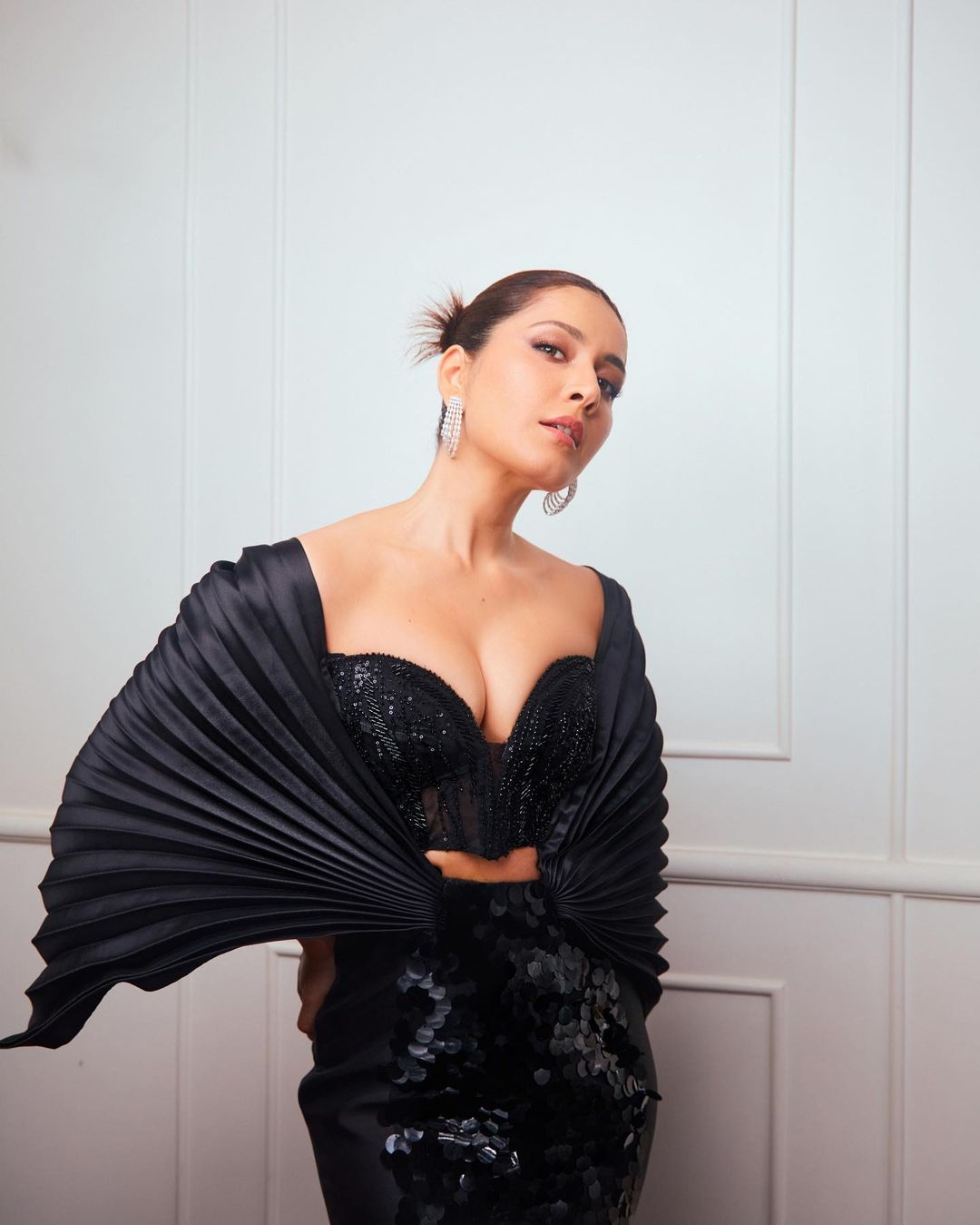 Actress Raashi Khanna Glamorous Photos In Black Dress