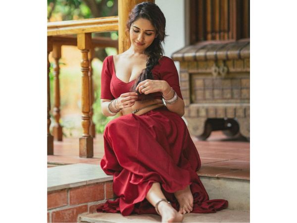 Actress ruhani sharma looks stunning in black outfits; pics goes viral