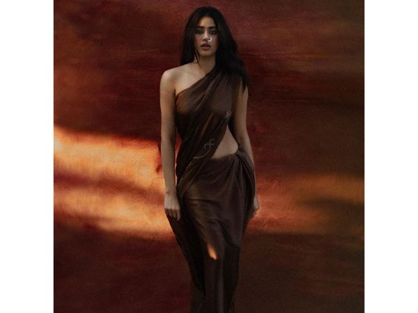 Stunning Pictures Of Actress Janhvi Kapoor In Saree