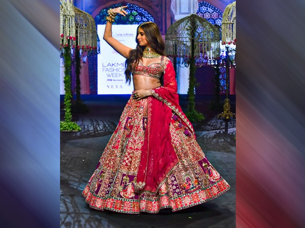 అనూస్ క్రియేషన్స్ రూపొందించిన ఘాగ్రాలో స్టార్ సుతారియా కనిపిస్తోంది అనూస్ క్రియేషన్స్ రూపొందించిన ఘాగ్రాలో స్టార్ సుతారియా కనిపిస్తోంది