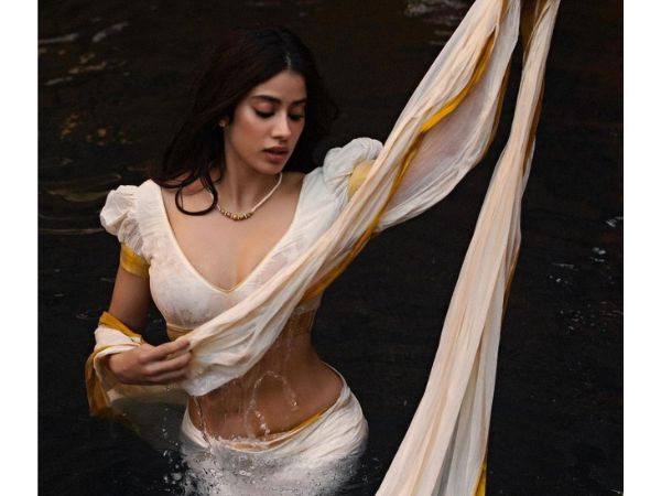 Stunning Pictures Of Actress Janhvi Kapoor In Saree