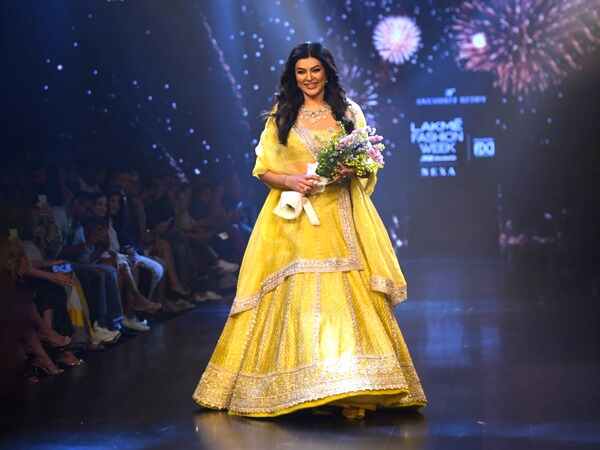 సుస్మితా సేన్ అందంగా కనిపిస్తోంది సుస్మితా సేన్ అందంగా కనిపిస్తోంది