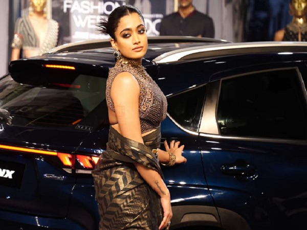 JJ వాలయ కోసం రష్మిక మందన్న బ్లాక్ అండ్ గోల్డ్ కలర్ కాంబినేషన్ లో అద్భుతంగా డిజైన్ చేసిన శారీలో మెరిసిపోయింది