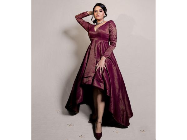 Anchor Sreemukhi Mesmerizing Looks In Maroon Color Dress