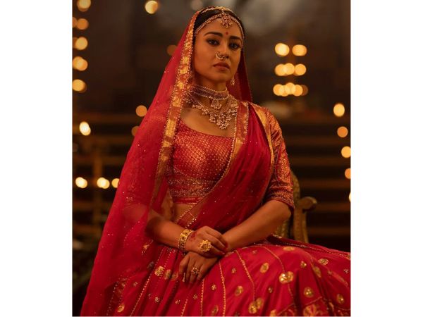 Actress Shriya Saran Mesmerizing Stills In Classic Wear 