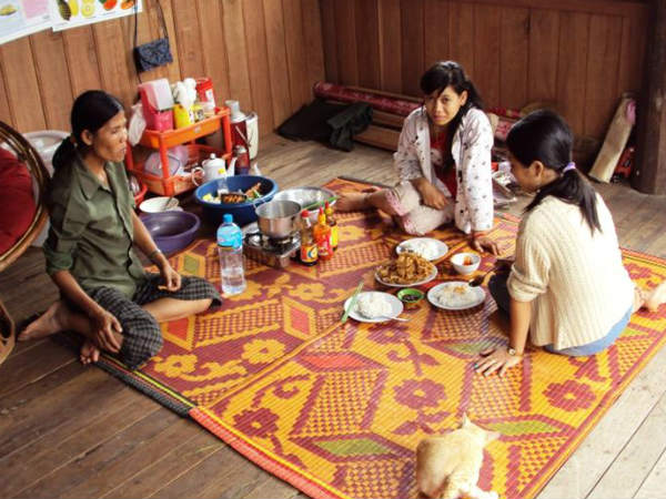 Benefits of Sitting Cross Legged on the Floor while Eating in Telugu