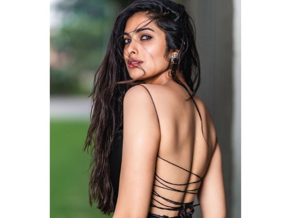 Bigg Boss Fame Actress Divi Vadthya Mesmerizing Photos In Modern Outfit