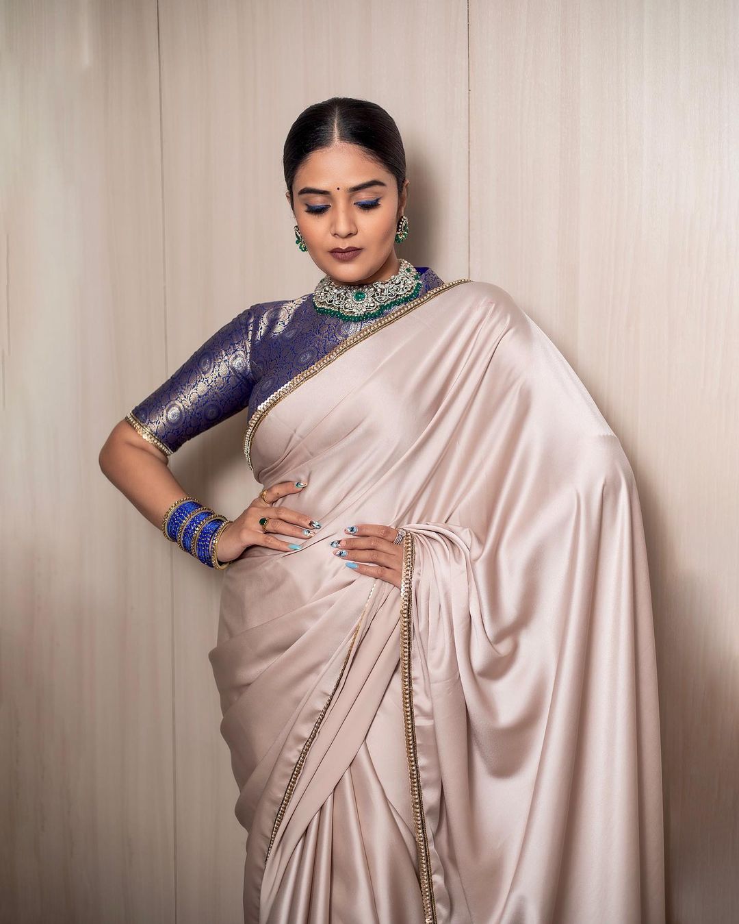 Actress And Anchor Sreemukhi Mesmerizing Photos In Saree