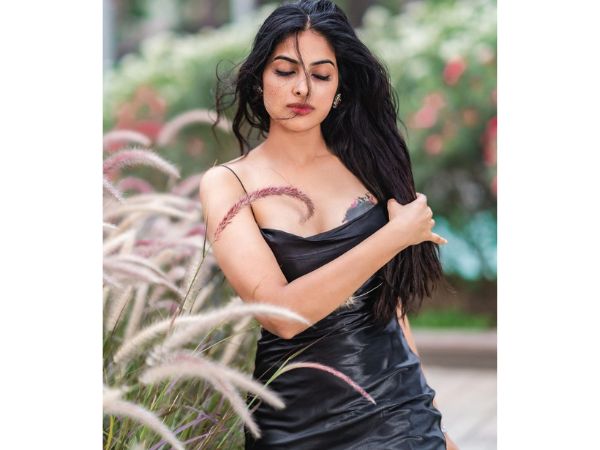Bigg Boss Fame Actress Divi Vadthya Mesmerizing Photos In Modern Outfit