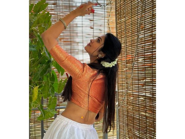 Actress Divi Vadthya Glamorous Stills In Traditional Wear