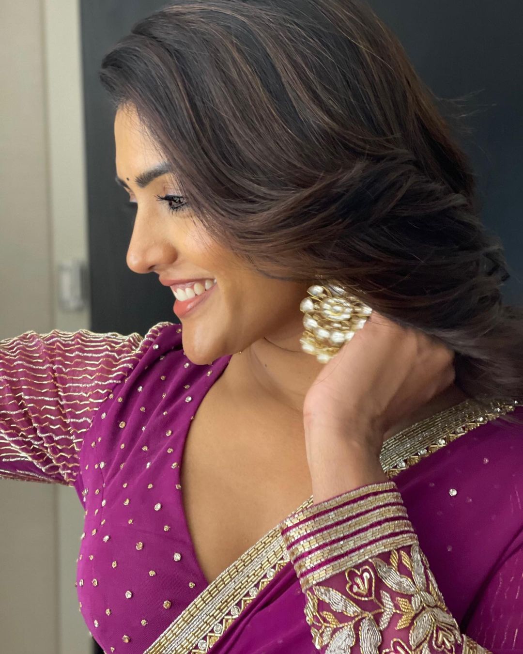 Actress Eesha Rebba Glamorous Looks in Pink Saree