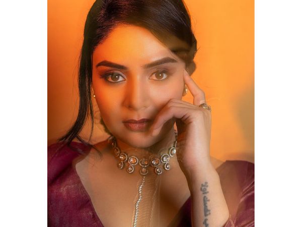 Anchor Sreemukhi Mesmerizing Looks In Maroon Color Dress