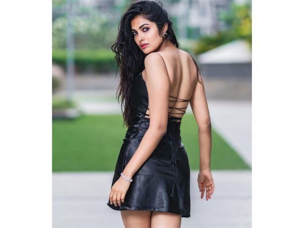 Bigg Boss Fame Actress Divi Vadthya Mesmerizing Photos In Modern Outfit