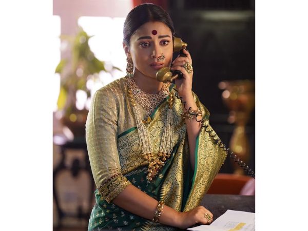 Actress Shriya Saran Mesmerizing Stills In Classic Wear 