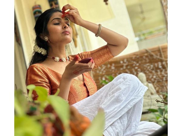 Actress Divi Vadthya Glamorous Stills In Traditional Wear