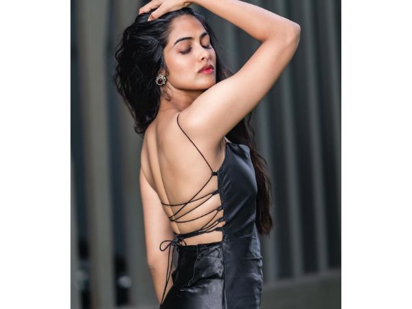 Bigg Boss Fame Actress Divi Vadthya Mesmerizing Photos In Modern Outfit