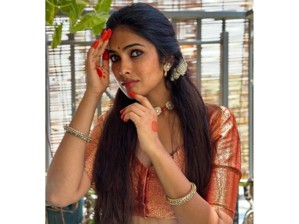 Actress Divi Vadthya Glamorous Stills In Traditional Wear