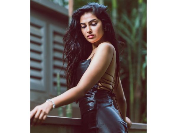 Bigg Boss Fame Actress Divi Vadthya Mesmerizing Photos In Modern Outfit