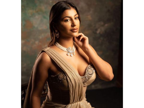 Actres Yashika Aannand Glamorous Stills In Saree