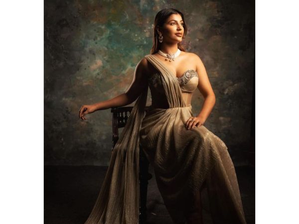 Actres Yashika Aannand Glamorous Stills In Saree