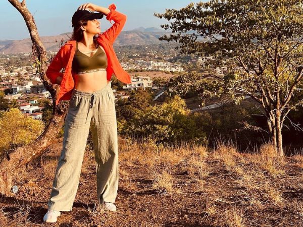 Actress Shraddha Das Glamorous Stills In Trendy Outfit