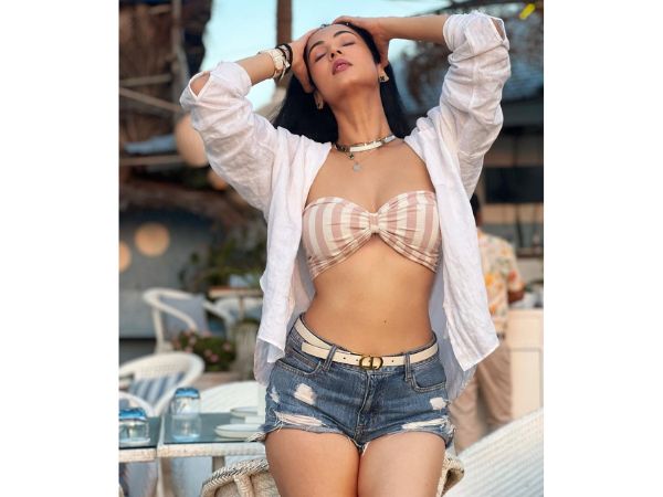 Actress Sonal Chauhan Glamorous Looks in Trendy Wear