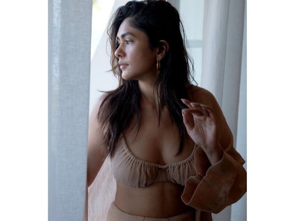 Actress Mrunal Thakur Sizzling Stills In Monochromatic Dress